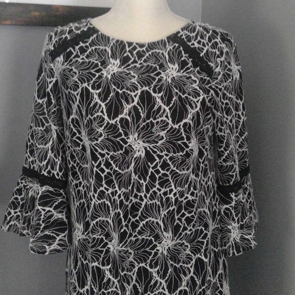 Black and White Graphic Print Dress with Ruffled Bell Sleeves - Size 10 - Picture 5 of 13